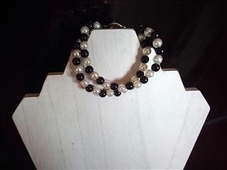 [ #W149 ] $20.00USD - Black & White, double strand bracelet. Glass pearls.